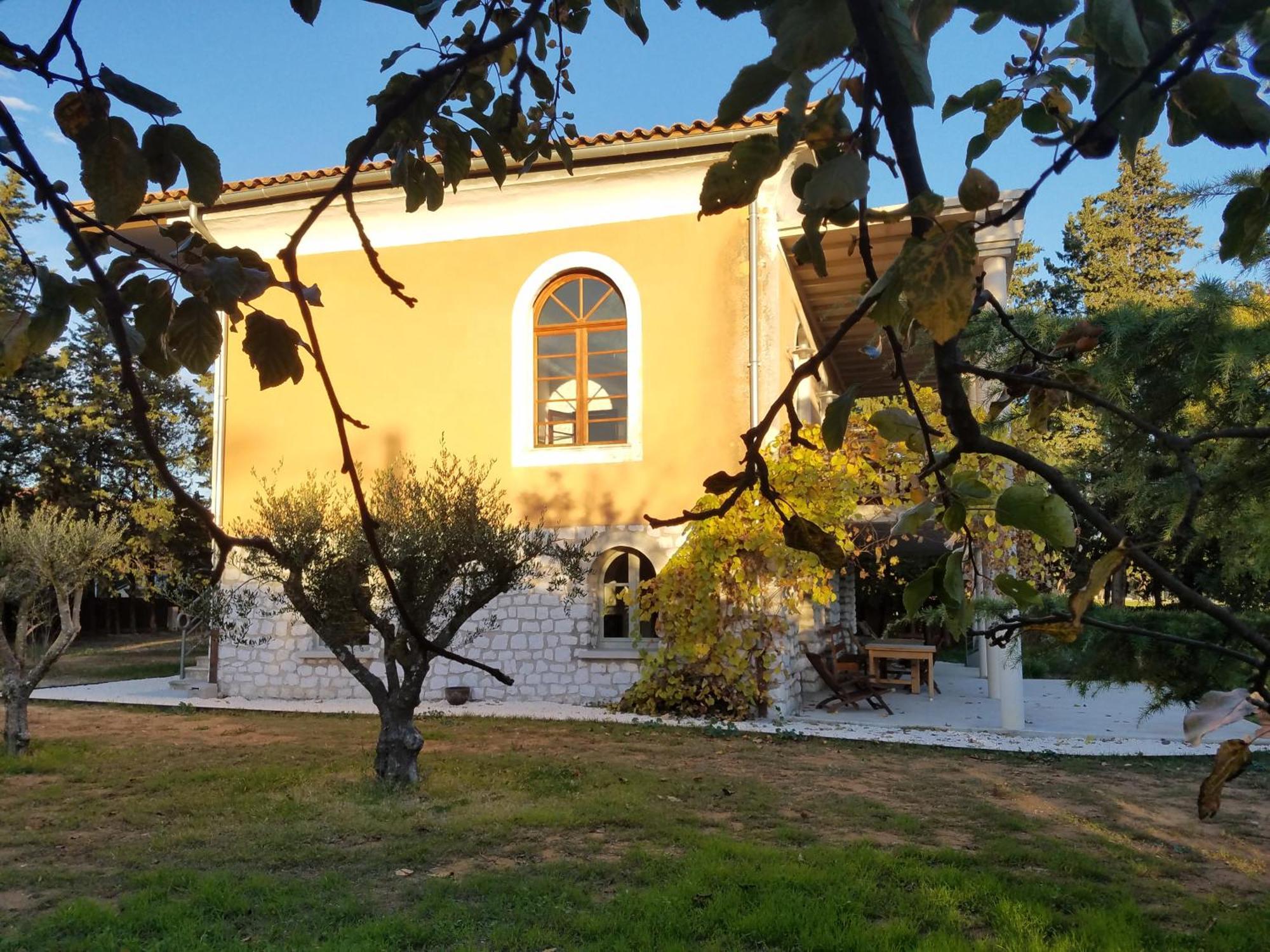 Апартаменты La Provencale Юзес Экстерьер фото